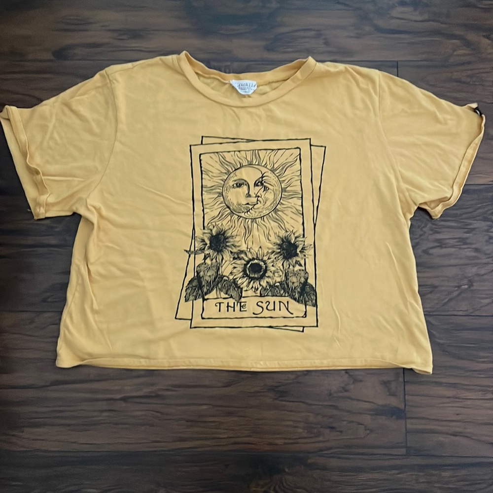 Cropped indie shirt
